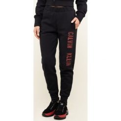 Spodnie dresowe Calvin Klein Performance 00GWH9P632. Czarne spodnie damskie Calvin Klein Performance, s, z bawełny. W wyprzedaży za 279,00 zł.
