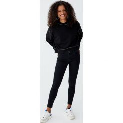 Jeansy skinny fit z niskim stanem. Niebieskie jeansy damskie Pull&Bear, z jeansu, z obniżonym stanem. Za 79,90 zł.
