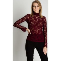 Bordowa koronkowa bluzka BIALCON. Czerwone bluzki damskie BIALCON, uniwersalny, w koronkowe wzory, z koronki, eleganckie, bez kołnierzyka, bez rękawów. Za 119,00 zł.