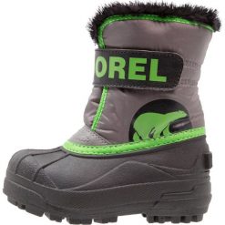 Sorel SNOW Śniegowce quarry/cyber green. Szare buty chłopięce zimowe Sorel, z materiału. W wyprzedaży za 142,35 zł.