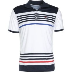 Fila PEET Koszulka polo white/peacoat blue. Białe koszulki sportowe męskie Fila, m, z poliesteru. W wyprzedaży za 146,30 zł.
