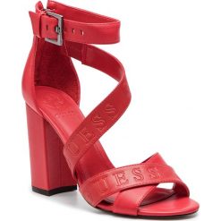 Sandały GUESS - Korra FL6KOR LEA03 RED. Czerwone klapki damskie Guess, z aplikacjami, ze skóry ekologicznej, bez obcasa, na obcasie. W wyprzedaży za 549,00 zł.