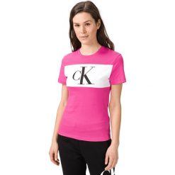Calvin Klein Koszulka Różowy. Różowe bluzki damskie Calvin Klein, m, bez wzorów, z bawełny, bez kołnierzyka, z krótkim rękawem. Za 204,95 zł.