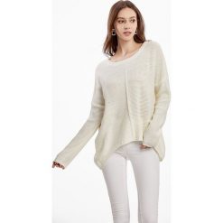 Sweter w kolorze białym. Białe swetry damskie Swetry na chłodne dni, bez wzorów, bez rękawów, bez kaptura. W wyprzedaży za 119,95 zł.