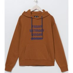 Bluza kangurka z napisem - Brązowy. Pomarańczowe bluzy męskie Sinsay, s, z napisami, bez kołnierzyka, bez rękawów, bez kaptura. Za 59,99 zł.