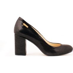 Błyszczące czółenka na obcasie - skóra naturalna - model 042 - kolor czarny błyszczący. Czarne czółenka damskie Zapato, na co dzień, bez wzorów, z jeansu, z okrągłym noskiem, bez obcasa, na obcasie. W wyprzedaży za 179,40 zł.