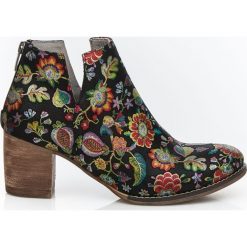 Botki do kostki - skóra naturalna - model 501 - kolor czarne liście. Czarne botki damskie Zapato, na lato, z jeansu, klasyczne, przed kostkę, bez obcasa, na obcasie, bez zapięcia. Za 399,00 zł.
