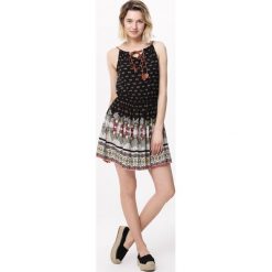 Czarna Sukienka Woman's Needs. Czarne sukienki damskie Born2be, na co dzień, s, bez wzorów, klasyczne, bez kołnierzyka, bez rękawów, mini, proste. Za 29,99 zł.