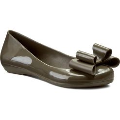 Baleriny ZAXY - Pop Bow Fem 81998 Green 01660 V285026. Zielone baleriny damskie Zaxy, bez wzorów, z tworzywa sztucznego, klasyczne, bez obcasa, na płaskiej podeszwie, bez zapięcia. W wyprzedaży za 99,00 zł.