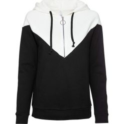 Bluza z kapturem i zamkiem bonprix czarno-biały wzorzysty. Czarne bluzy damskie bonprix, bez wzorów, bez rękawów, z kapturem. Za 99,99 zł.