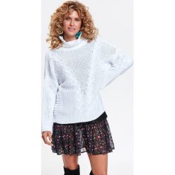 Sweter długi rękaw damski. Białe swetry damskie Top Secret, na zimę, bez wzorów, z jeansu, eleganckie, z długim rękawem, długie, bez kaptura. W wyprzedaży za 59,99 zł.