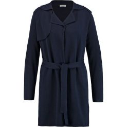 Kardigan w kolorze granatowym. Niebieskie kardigany damskie Gerry Weber, bez wzorów, z bawełny, bez rękawów, bez kaptura. W wyprzedaży za 159,95 zł.