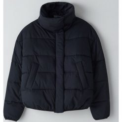 Kurtka puffer z wysokim kołnierzem - Czarny. Czarne kurtki damskie Cropp, s, bez wzorów, bez kaptura. Za 159,99 zł.