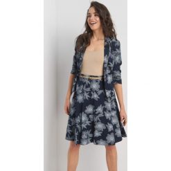 Spódnica midi w kwiaty. Niebieskie spódniczki damskie Orsay, do pracy, z haftami, z elastanu, eleganckie, z podwyższonym stanem, midi, rozkloszowane. Za 99,99 zł.