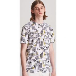 T-shirt z geometrycznym printem - Biały. Białe t-shirty męskie Reserved, s, bez wzorów, bez kołnierzyka. Za 49,99 zł.