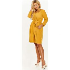 Sukienka kopertowa plus size do kolan - żółty, 48. Żółte sukienki damskie e-margeritka.pl, plus size, bez wzorów, z bawełny, eleganckie, z długim rękawem, długie, bez kaptura. Za 189,99 zł.
