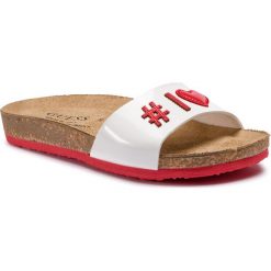 Klapki GUESS - Ashtag FJ6ASH PAT19 100H. Białe klapki damskie Guess, z aplikacjami, ze skóry ekologicznej, bez obcasa. Za 259,00 zł.