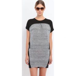 SUKIENKA DAMSKA Z FAKTURĄ. Czarne sukienki damskie Top Secret, na co dzień, bez wzorów, z materiału, eleganckie, z klasycznym kołnierzykiem, bez rękawów. W wyprzedaży za 89,99 zł.