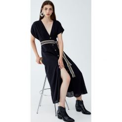 Sukienka midi z guzikami z przodu. Czarne sukienki damskie Pull&Bear, bez wzorów, bez kołnierzyka, bez rękawów, midi. Za 96,90 zł.