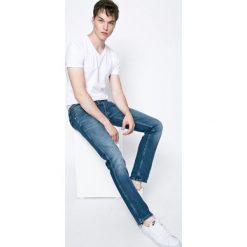 Wrangler - Jeansy. Niebieskie jeansy męskie z dziurami Wrangler. W wyprzedaży za 279,90 zł.