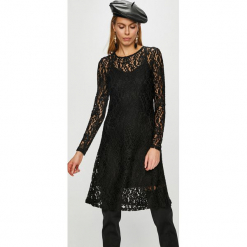 Vero Moda - Sukienka Tammi. Czarne sukienki damskie dzianinowe marki Vero Moda, na co dzień, s, casualowe, z okrągłym kołnierzem, z długim rękawem, długie, mini, rozkloszowane. W wyprzedaży za 99,90 zł.