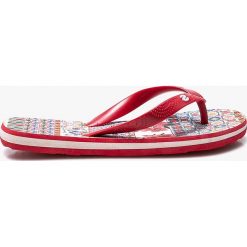 Desigual - Japonki. Czerwone klapki damskie marki Desigual, z materiału. W wyprzedaży za 69,90 zł.