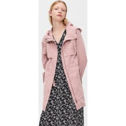 Lekka parka z kapturem - Różowy. Różowe parki damskie Cropp, s, bez wzorów, z kapturem. Za 139,99 zł.