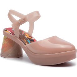 Sandały MELISSA - Revolution+Fiorella 32544 Pink/Red 51338. Różowe klapki damskie Melissa, bez wzorów, z tworzywa sztucznego, bez obcasa, na obcasie. W wyprzedaży za 399,00 zł.