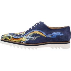 Melvin & Hamilton CLARK Oksfordki mid blue/white/navy. Niebieskie buty wizytowe męskie marki Melvin & Hamilton, ze skóry, na sznurówki. W wyprzedaży za 433,95 zł.