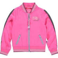 Kurtka "Katja" w kolorze jaskraworóżowym. Różowe bluzy niemowlęce Quapi Kidswear, w paski. W wyprzedaży za 75,95 zł.