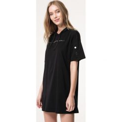 Czarna Tunika Stertorously. Czarne tuniki damskie Born2be, s, z haftami, z kapturem, z krótkim rękawem. Za 39,99 zł.