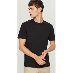 T-shirt z bawełny organicznej - Czarny. Czarne t-shirty męskie Reserved, l, z bawełny. Za 24,99 zł.
