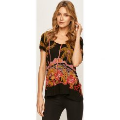 Desigual - T-shirt. Czarne bluzki damskie Desigual, s, bez wzorów, z wiskozy, casualowe, bez kołnierzyka. Za 249,90 zł.