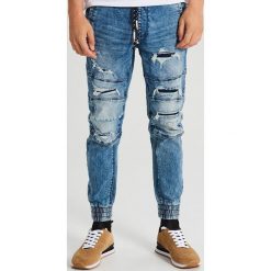Jeansy jogger z przeszyciami - Niebieski. Niebieskie jeansy męskie Cropp, m, bez wzorów. Za 139,99 zł.