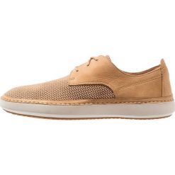 Clarks KOMUTER SPARK Sznurowane obuwie sportowe light tan. Brązowe buty skate męskie Clarks, z materiału, na sznurówki. Za 419,00 zł.