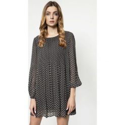 Sukienka codzienna Pepe Jeans Antia PL952621. Czarne sukienki damskie Pepe Jeans, na co dzień, l, bez wzorów, z poliesteru, bez kołnierzyka, bez rękawów, proste. W wyprzedaży za 279,00 zł.