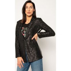 Żakiet Guess JENNIFER LOPEZ Sofia W02N22 K9NN0. Czarne marynarki damskie Guess, l, z aplikacjami, z elastanu. W wyprzedaży za 589,00 zł.