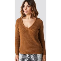NA-KD Sweter z głębokim dekoltem V - Brown. Brązowe swetry klasyczne damskie marki NA-KD, dekolt w kształcie v. Za 121,95 zł.