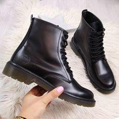 Glany skórzane czarne Big Star EE274001. Czarne glany damskie BIG STAR, retro, bez obcasa, bez zapięcia. Za 272,99 zł.