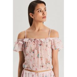 Bluzka cold shoulder - Różowy. Różowe bluzki damskie Cropp, m, bez wzorów, bez kołnierzyka, bez rękawów. W wyprzedaży za 19,99 zł.