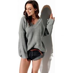 Sweter z dużym dekoltem v jasnoszary. Szare swetry damskie Lemoniade, uniwersalny, bez wzorów, z jeansu, z krótkim rękawem, krótkie, bez kaptura. Za 169,90 zł.