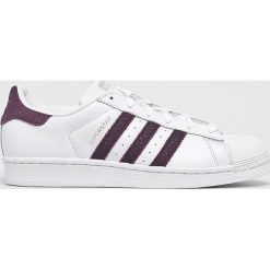 Adidas Originals - Buty Superstar W. Białe buty sportowe damskie adidas Originals, bez wzorów, ze skóry, sportowe. W wyprzedaży za 269,90 zł.