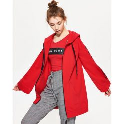 Bluzy damskie: Długa rozpinana bluza z kapturem – Czerwony