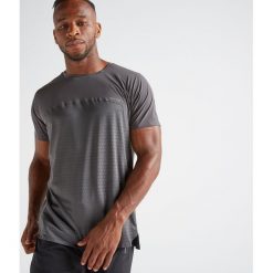 Koszulka krótki rękaw fitness cardio FTS 920 męska. Szare koszulki męskie DOMYOS, m, bez wzorów, z elastanu, bez kołnierzyka, z krótkim rękawem, krótkie. Za 79,99 zł.