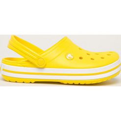 Crocs - Klapki. Żółte klapki damskie Crocs, bez wzorów, z gumy, bez obcasa, na obcasie. W wyprzedaży za 179,90 zł.