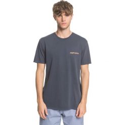 Quiksilver Koszulka Niebieski. Niebieskie podkoszulki męskie Quiksilver, m, z nadrukiem, z bawełny, bez kołnierzyka, krótkie. Za 131,95 zł.