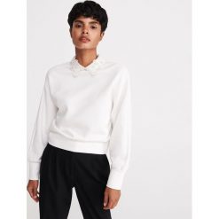 Bluza z ozdobnym kołnierzykiem - Kremowy. Białe bluzy damskie Reserved, s. W wyprzedaży za 49,99 zł.