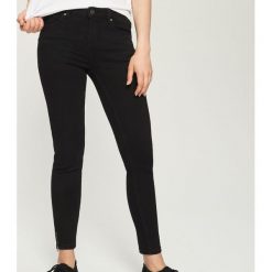 Jeansy skinny mid waist - Czarny. Czarne rurki damskie marki Sinsay, z jeansu. Za 89,99 zł.