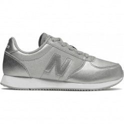 New Balance KL220GIY. Szare buty sportowe chłopięce marki New Balance, z materiału. Za 169,99 zł.