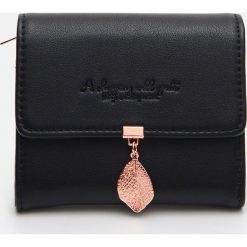 Mały portfel z ozdobnym detalem - Czarny. Czarne portfele damskie Cropp, bez wzorów. Za 39,99 zł.